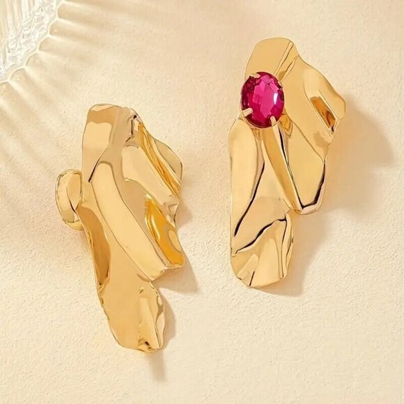 ✨ Bold Gold-Toned Earrings with Pink Gemstone Accent✨✨ with GIFT BOX 🎁 - Picture 5 of 8